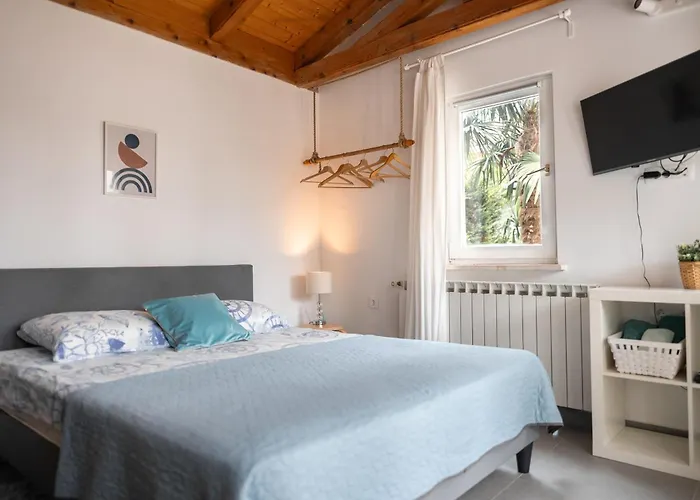 New Cosy Apartments With Private Parking
