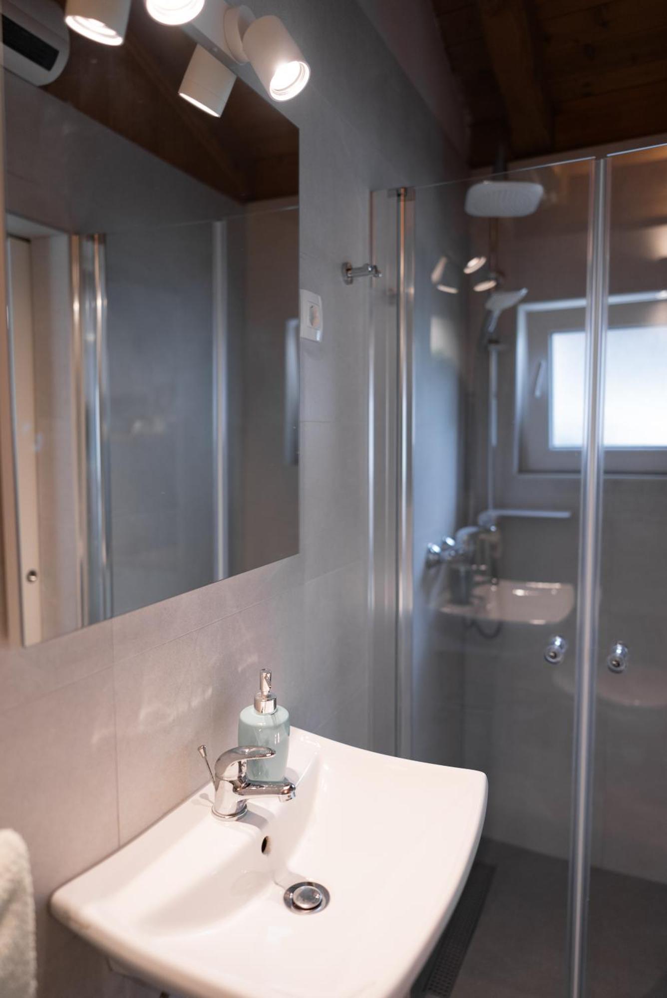 New Cosy With Private Parking Apartment