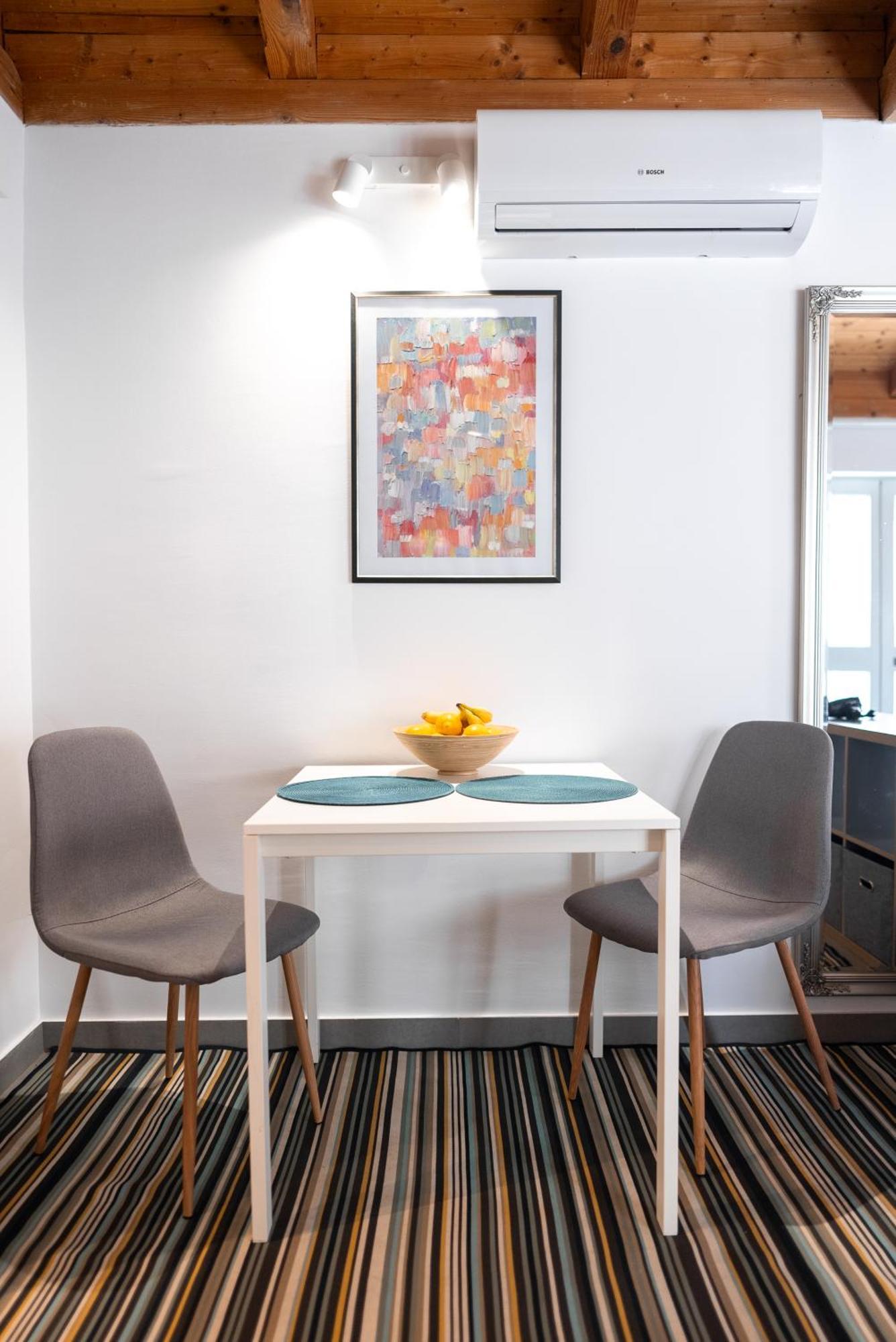New Cosy With Private Parking Apartment *