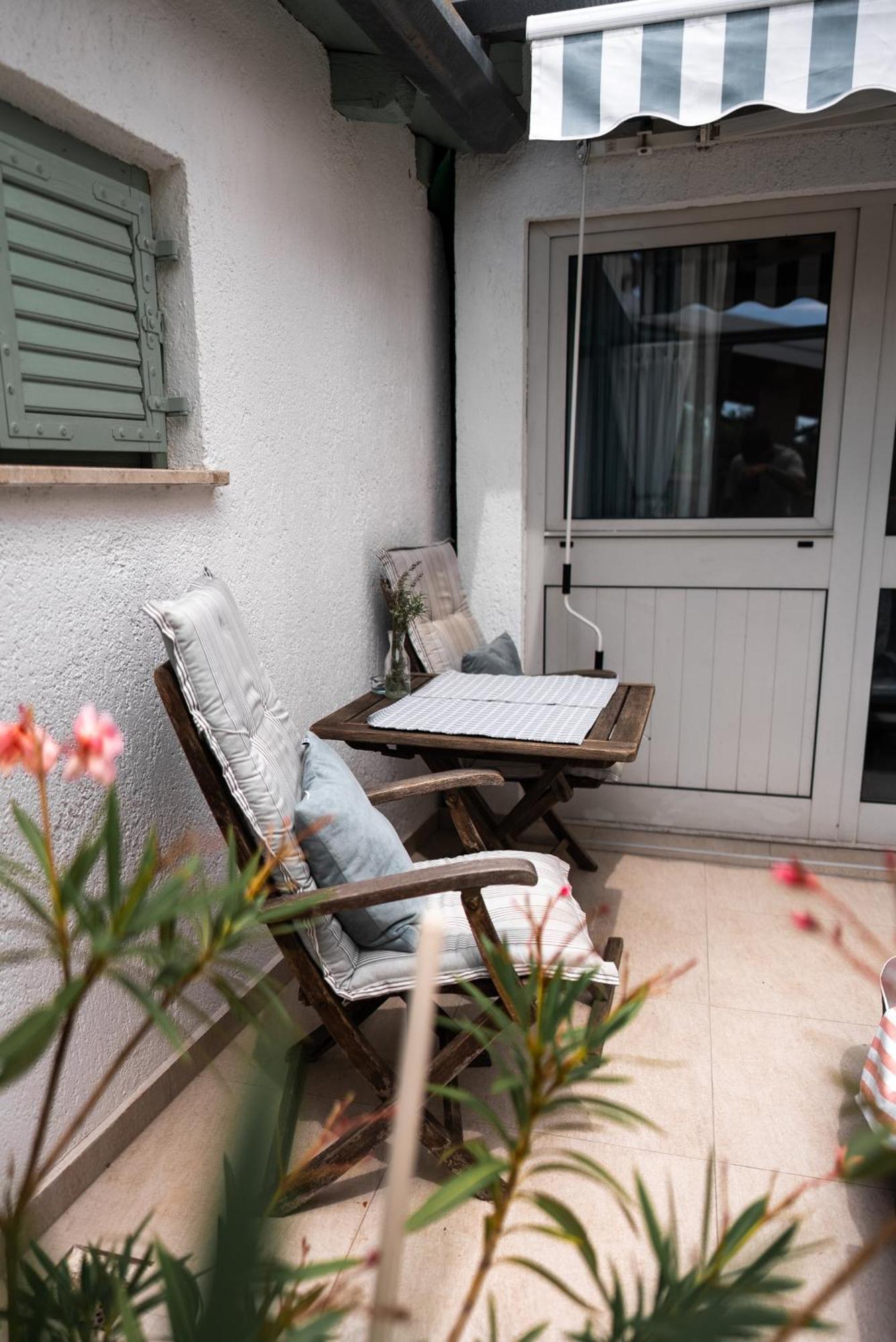 New Cosy With Private Parking *