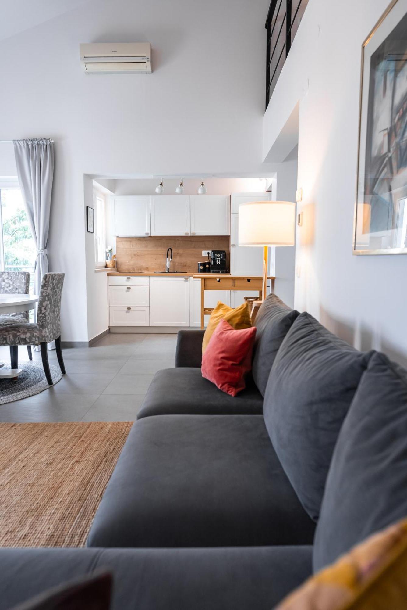 New Cosy With Private Parking
